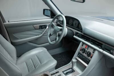 メルセデス・ベンツ「500SEL 5.0 AMG ブルーベリー」（C）Courtesy of RM Sotheby's