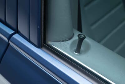 メルセデス・ベンツ「500SEL 5.0 AMG ブルーベリー」（C）Courtesy of RM Sotheby's