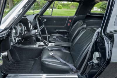 13万7500ドル（邦貨換算約1990万円）で落札されたシボレー「コルベット C2スプリットウインドウ」（C）Courtesy of RM Sotheby's