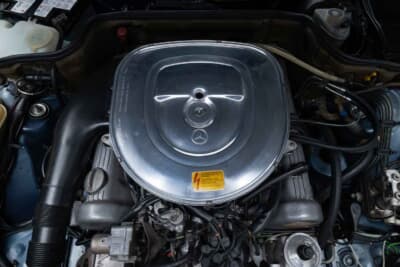 メルセデス・ベンツ「500SEL 5.0 AMG ブルーベリー」（C）Courtesy of RM Sotheby's