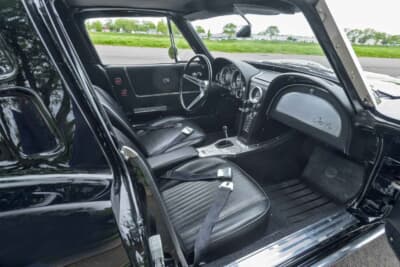 13万7500ドル（邦貨換算約1990万円）で落札されたシボレー「コルベット C2スプリットウインドウ」（C）Courtesy of RM Sotheby's