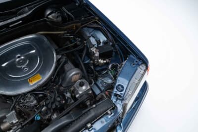 メルセデス・ベンツ「500SEL 5.0 AMG ブルーベリー」（C）Courtesy of RM Sotheby's