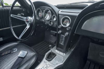 13万7500ドル（邦貨換算約1990万円）で落札されたシボレー「コルベット C2スプリットウインドウ」（C）Courtesy of RM Sotheby's