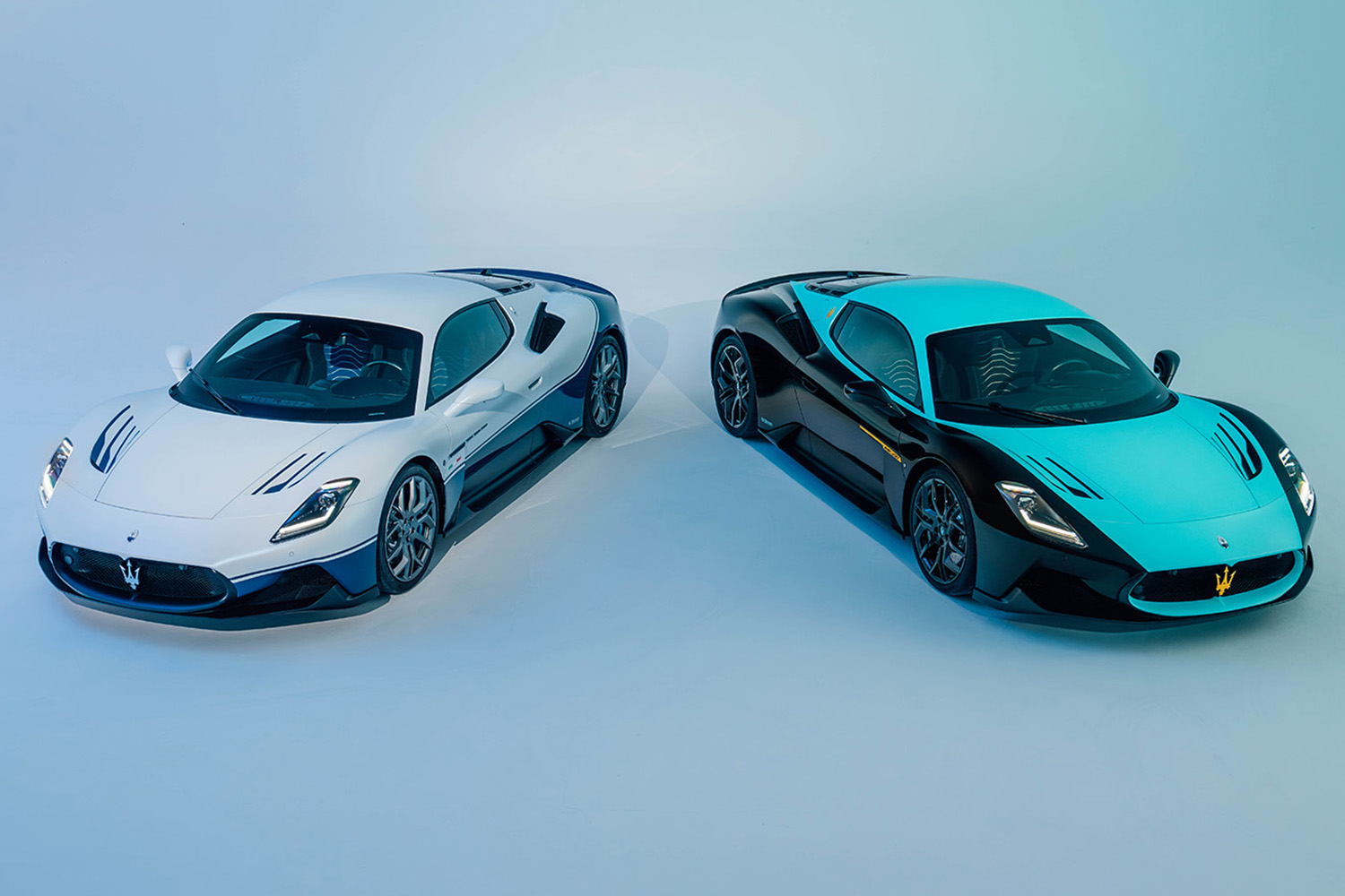 マセラティ伝説の「MC12」のカラーリングが蘇る！「MC20」をベースと