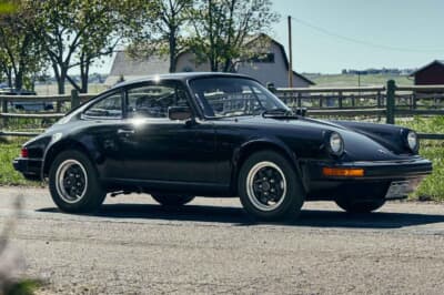 9万6800ドル（邦貨換算約1430万円）で落札されたポルシェ「911SC」（C）Courtesy of RM Sotheby's