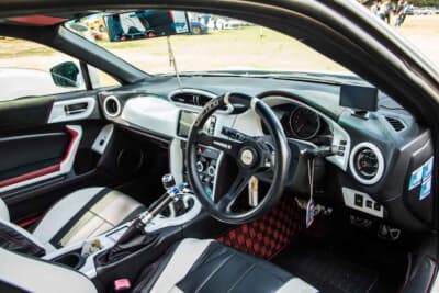 スバル BRZ：。ダッシュパネルやメーターパネル、シフトパネル、ドアスイッチパネルなどはセカンドステージ製のパネルでホワイトに統一