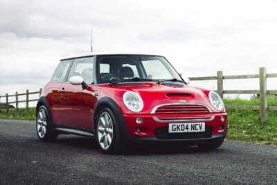 4725英ポンド(邦貨換算約93万円)で落札されたBMW「ミニクーパーS」(C)iconicauctioneers