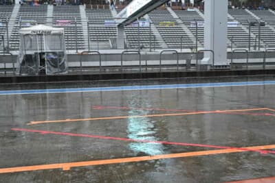 スタート前に大雨と共に雷雨…。安全を考慮しスタートは1時間遅れとなった