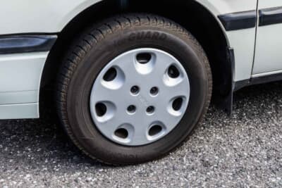 いすゞ ジェミニ：タイヤサイズは175/70R13。オリジナルのホイールキャップを組み合わせる