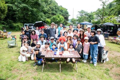 「Tama kangoo」のメンバーでデイキャンプイベントを開催。“gonさん”の還暦祝いをサプライズ敢行した。このサークルの皆さんの優しさが伝わってくる