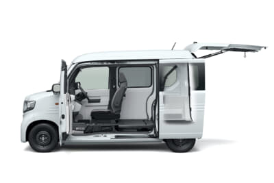 ホンダ N-VAN e:：コンテナ型のスクエア空間にデザインされた室内。壁はビードラインを施すことで、強度を高める