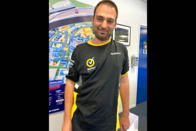 フランスメディアの彼は2日目は日産のTシャツで登場