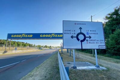 インディアナポリスのシケインを超えてポルシェブリッジ方面。この交通看板もレース中は外されています