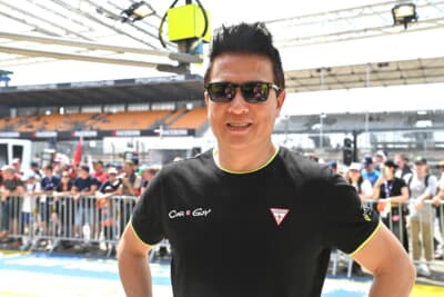 いつもたくさんのファンに囲まれるスーパージェントルマンの木村武史選手