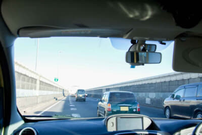 高速道路を走行中にクルマがトラブルを起こしたら、周囲のクルマに異変を知らせて二次災害を防ぐため、ハザードランプを点灯し、十分な幅のある路肩や路側帯に停車する