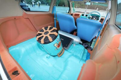 スズキ HA23型 アルト：スピーカーケースに描かれたキャラクターデザインは“太鼓の達人”キャラ