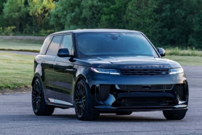 レンジローバー スポーツSVブラック:専用開発された4.4L V8ツインターボMHEVガソリンエンジンを搭載。最高出力は635ps、最大トルクは750Nmと圧巻の数値を誇る