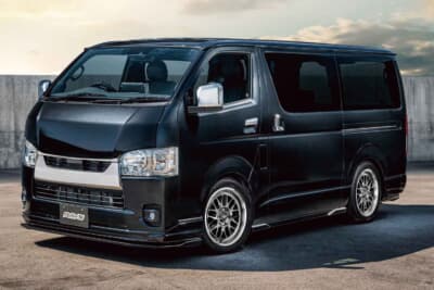 ホムラ 2x9L-RA JET ブラックエディション：スペシャルなカラーリングで、より一層の存在感と高級感が追求されている。足元に深みを与えたいと考えているユーザーに最適な選択肢だ