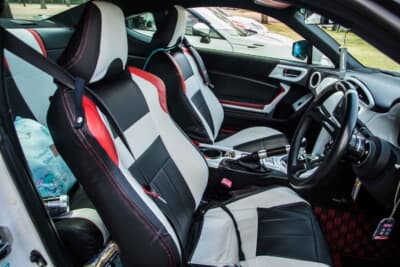 スバル BRZ：ブラックをベースにホワイトとレッドのアクセントが入るカバナのシートカバーでリフレッシュ