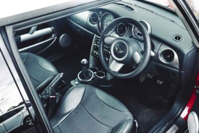 4725英ポンド(邦貨換算約93万円)で落札されたBMW「ミニクーパーS」(C)iconicauctioneers