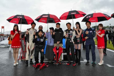 スタート前のグリッドウォークでは集合写真を撮影。これだけで何だかプロドライバーになった気分だ