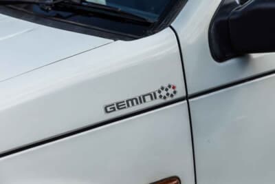 いすゞ ジェミニ：ボディサイドには当時から貼られているステッカーが残っている