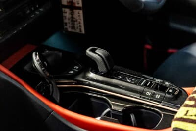 トヨタ クラウンスポーツPHEV:PHEV専用の赤内装が、購入の大きな理由となった