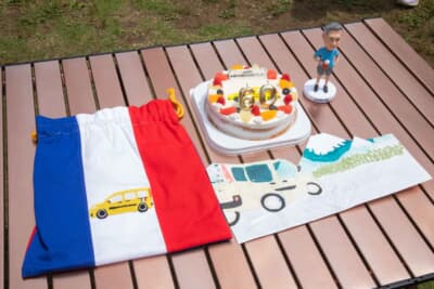 イベント当日の還暦パーティで仲間からツボを押さえたプレゼント。ケーキには“gonさん”の愛車のカングーが描かれていて、イベントに華を添えた