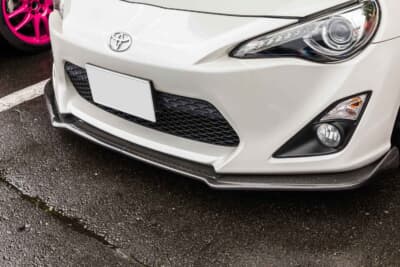 トヨタ 86：ノーブランドのカーボンリップを装着している