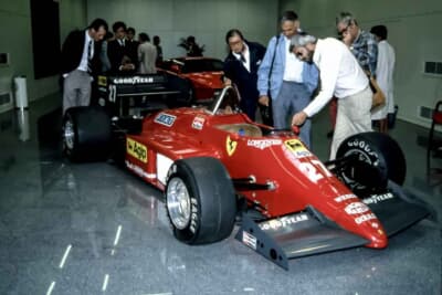 F1をみんなで眺める。写っているのは当時ご一緒したモータージャーナリストの浅岡重輝さん