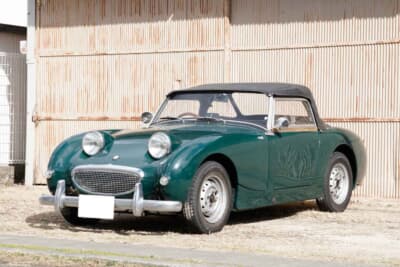 オースティンヒーレースプライト Mk.I：欧米ではフロッグアイやバグアイ（虫の目）、日本ではカニメという愛称で知られるオースティン・ヒーリー・スプライト。愛らしいルックスであるが競技では小排気量クラスで大活躍をした