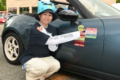 マツダ ロードスター:松島さんは夫婦そろって、過去5年ほど軽井沢ミーティングの実行委員に加わっています。ただし、イベント自体はボディサイドのスッテカーからもわかるように10年以上前から参加しています