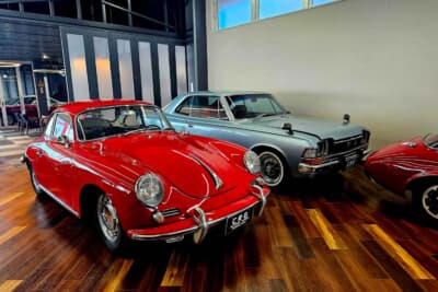 ショールームには、ポルシェ356やトヨペット クラウンが展示される