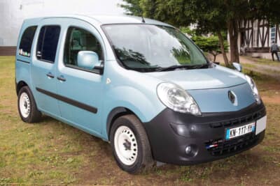 ルノー カングー：「ブルーアジョン」のカングー2がレイパパさんの愛車。前期型のいわゆる“ワニ顔”と呼ばれるファニーなフロントフェイスも大きな特徴だ