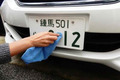 細かい部分の汚れは、タオルなどで擦る