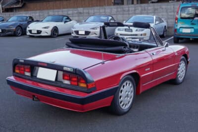 アルファ ロメオ スパイダー シリーズ3:1966年にデビューし、28年間というロングセラーとなったアルファ ロメオ スパイダー。新谷さんの愛車は1989年式のシリーズ3モデルだ