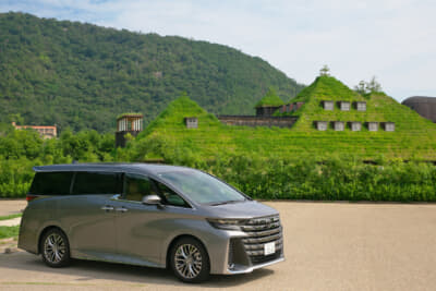 ヴェルファイアPHEV：ジブリの映画に出てきそうな、建物はバームクーヘンで有名なラ コリーナ近江八幡