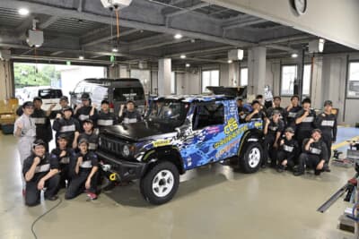 ラリーカーの製作にかかわった中央自動車大学校 一般自動車整備科の皆さん。ジムニーシエラ担当の3名に、FLEX SHOW AIKAWA Racing with TOYO TIRESのプラドを担当する3名の計6名の学生と2名の引率教師が本戦に参加する