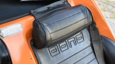 オークション終了後に落札された「ボンド・バグ700ES」（C）iconicauctioneers