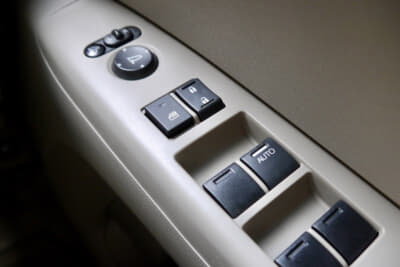 自分や大切な人を守る鍵となるのがドアロック。国産車の多くは運転席ドア側に集中ドアロックのスイッチがある