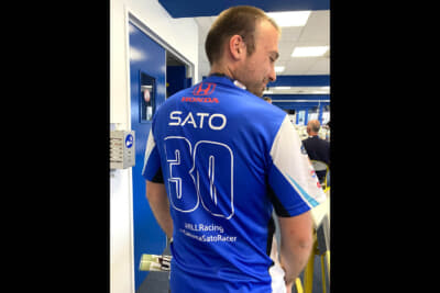 SATOと描かれたユニフォームを着てじっと私を見つめるこのフランス人メディア。毎日私を楽しませてくれました