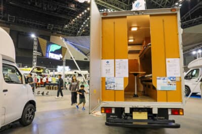 ホワイトトップ：会議テーブル6人分、事務用机＆椅子も標準装備し、大きな資材運搬も担うため ベース車両はいすゞ エルフを使用