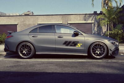 CLA 45 S 4MATIC+ ファイナルエディション：外装には「45 S」ロゴ入りデカール（ブラックまたはイエロー）や、イエローリムを備えたマットブラック仕上げの19インチAMGクロススポーク鍛造ホイールを装備