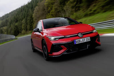 フォルクスワーゲン ゴルフGTI エディション50：本モデルはGTI史上最強のスペックを誇り、325psと420Nmの最大トルクを発生する専用チューニングの2L直列4気筒ターボエンジンを搭載する