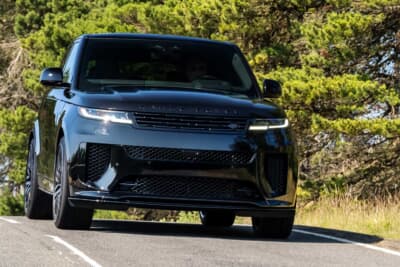 レンジローバー スポーツSVブラック:専用開発された4.4L V8ツインターボMHEVガソリンエンジンを搭載。最高出力は635ps、最大トルクは750Nmと圧巻の数値を誇る