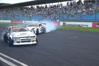 2025 岡山国際サーキット花火大会 produced by 磯谷煙火店：昼間はドリフアトラクション、お笑い芸人、アイドル、レースクイーンのライブイベントが行われる