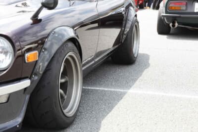 日産S30型フェアレディZ：オーバーフェンダーからはフロントTOYO R888R、リアブリヂストンRE71RSと最新ハイグリップタイヤが顔を覗かせる