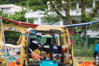 歴代カングーと富士山がぶら下がっているガーランド。こちらも「Tama kangoo」のメンバーが作ってくれたスペシャル品。イベントなどでは、表札がわりの装飾である