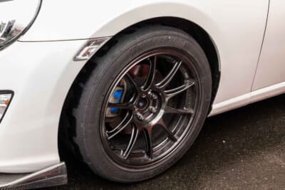 トヨタ 86：17インチのweds TC105Xと255/40R17サイズのポテンザRE-71RSを組み合わせている