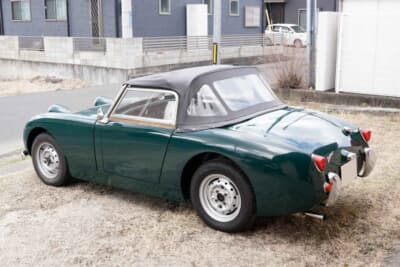 オースティンヒーレースプライト Mk.I：リアから見たオースティン ヒーリー スプライト、1950年代末のデビューということからテールフィンのデザインも残っている。トランクの開閉は無く、荷物の出し入れのアクセスはシート後部から